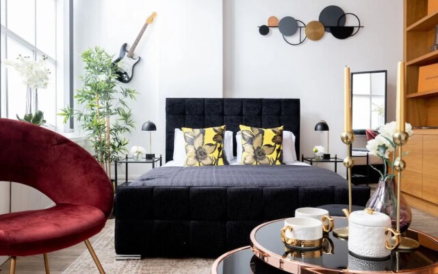 Design Luxury House for Large Groups