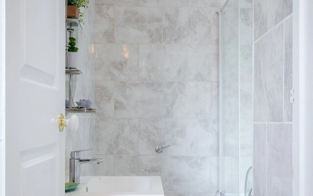 Designer 2-bed 2-bath Behind Selfridges