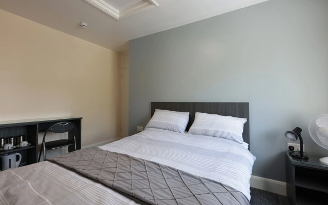 OYO Honeycroft Lodge, Uxbridge