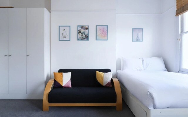 Cosy Studio In West London Fits 2
