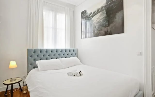 Cosy and Bright 1BR Flat Near Arc de Triomphe!