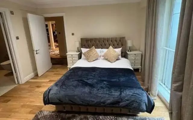 3-bed Central Apartment - Sleeps 8 & Free Parking