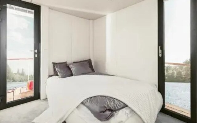 VIPliving Houseboat