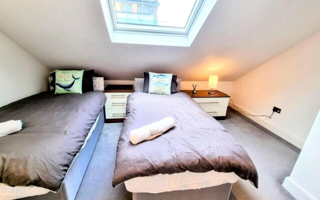 Surbiton Luxury Garden House 19A