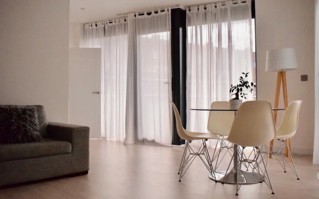 Bright 1 Bedroom Apartment in South London