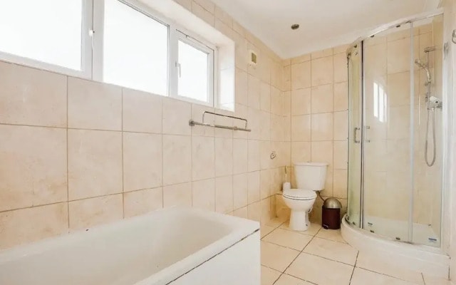 3-bed Apt-15 Mins to Heathrow-pet-friendly-parking