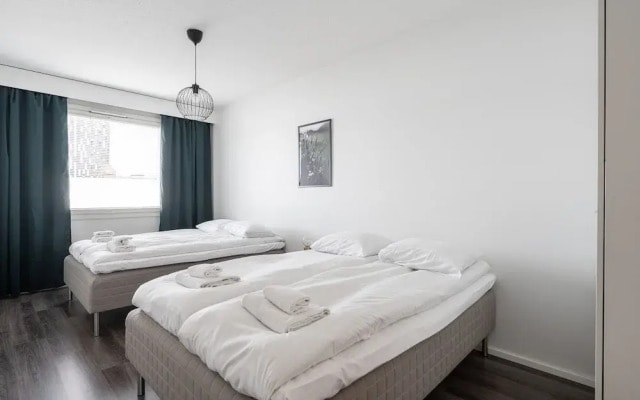 1BR next to Railway Station & Nokia Arena
