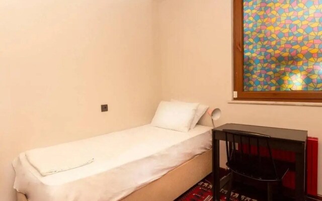 Stylish Home With a Book Collection Near Taksim
