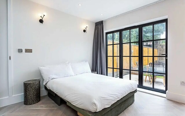 Gorgeous Flat in the Heart of Acton