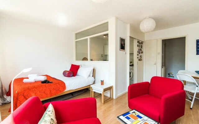 Bright & Cosy Studio Close to Central London