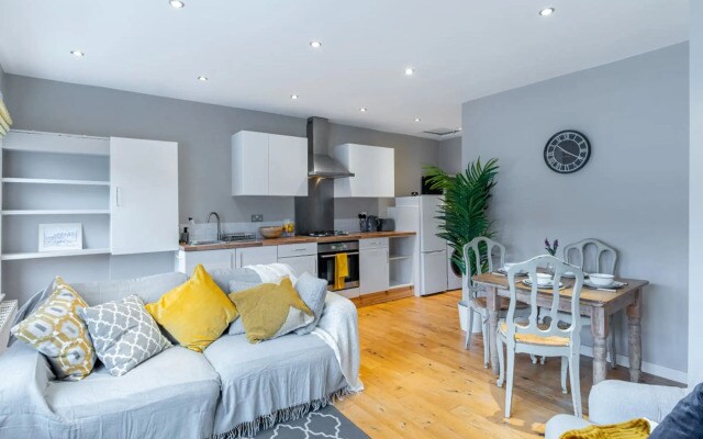 Stylish Shepherds Bush Flat