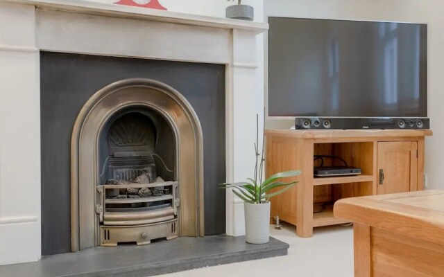 Spacious 2 Bedroom in Battersea