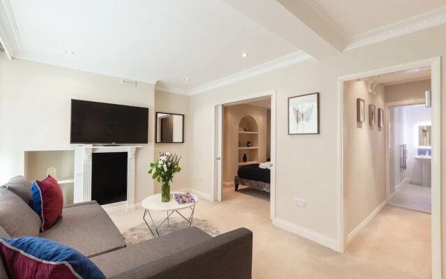 Elegant Double Bedroom in Belgravia
