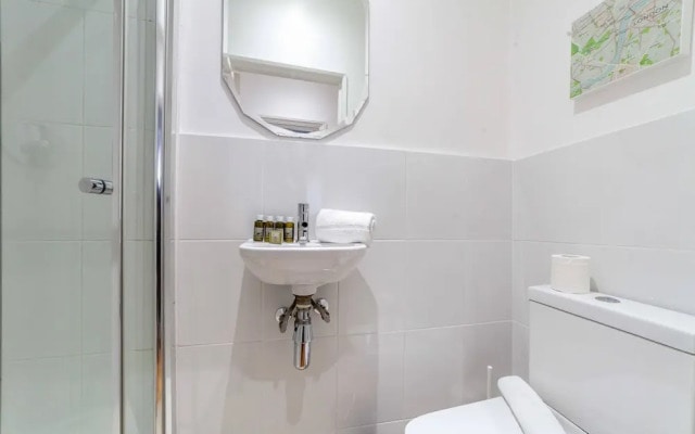 Bright and Spacious Earls Court Gem