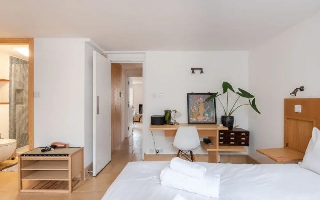 Perfectly Placed Central London Flat for 2