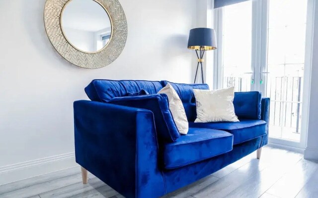 Luxurious 2 Bedroom Apartment - Free Parking