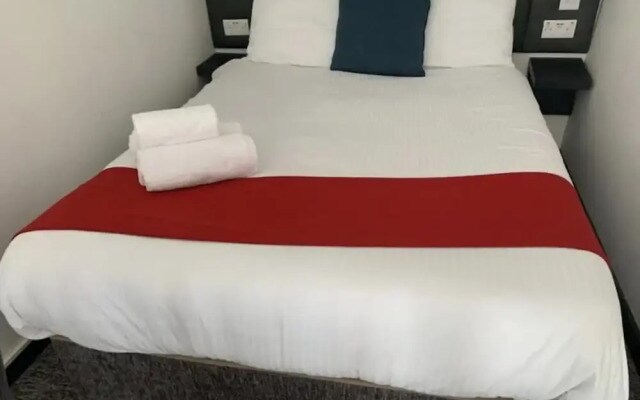 1 Bed Flat - Sleeps 2 - Parking - Balcony - Wifi
