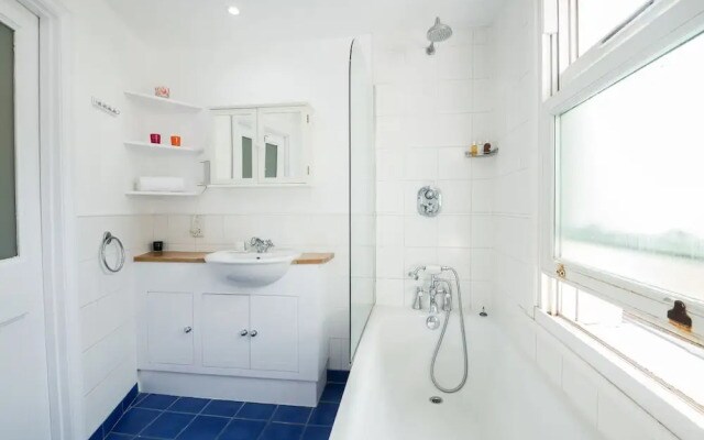 Sensational Wandsworth Home by King George's Park