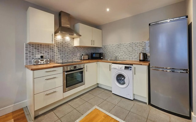 Beautiful Central 2 Bed Apt - L1's Doorstep