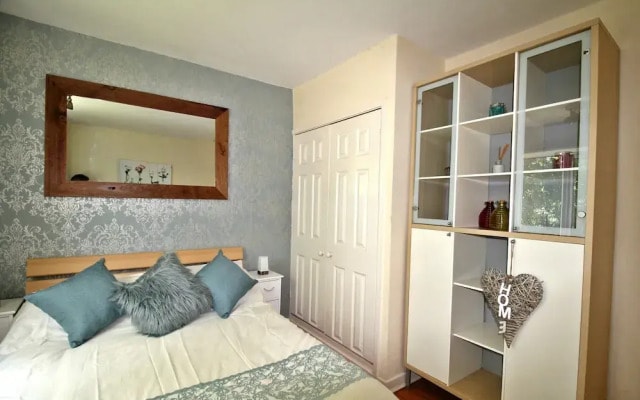 2 Bedrooms - Large Balcony Apartment & Parking