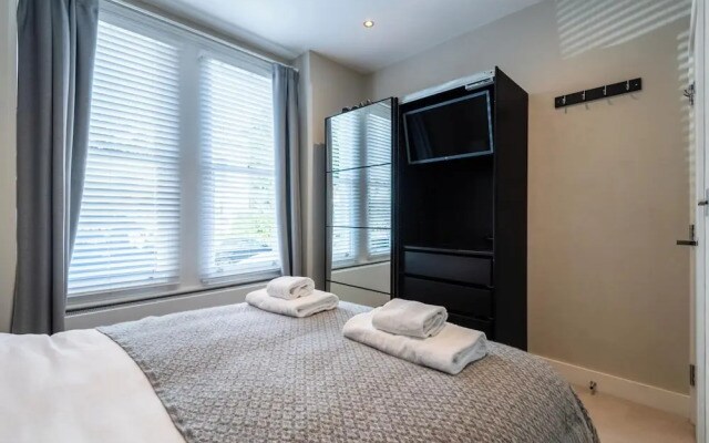 Stylish Fulham Flat with Patio by Underthedoormat