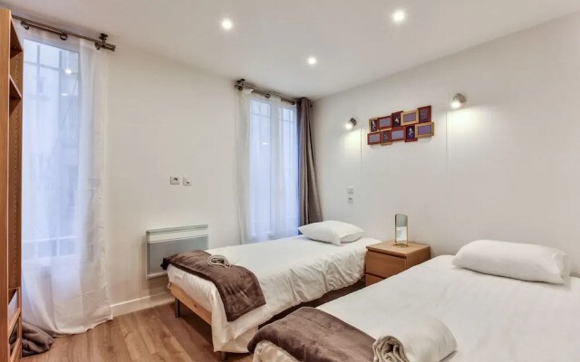 14 - Luxury Flat Eiffel Design 1