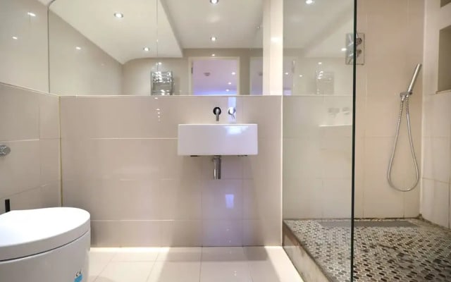 Stylish Loft-style Apartment Close to Overground