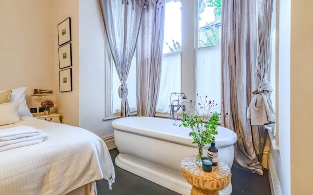 Beautiful 2 Bed Apartment In West London