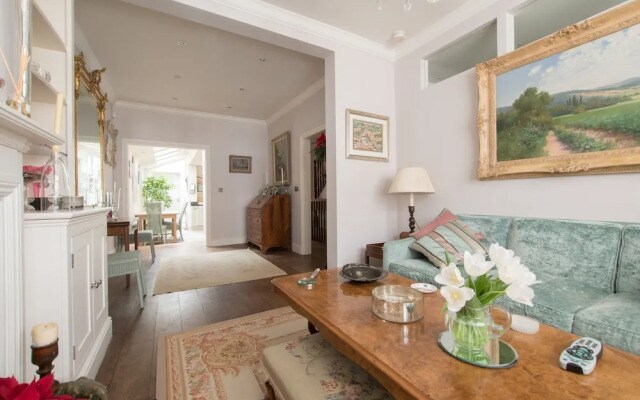 Beautiful Barnes Home with Garden