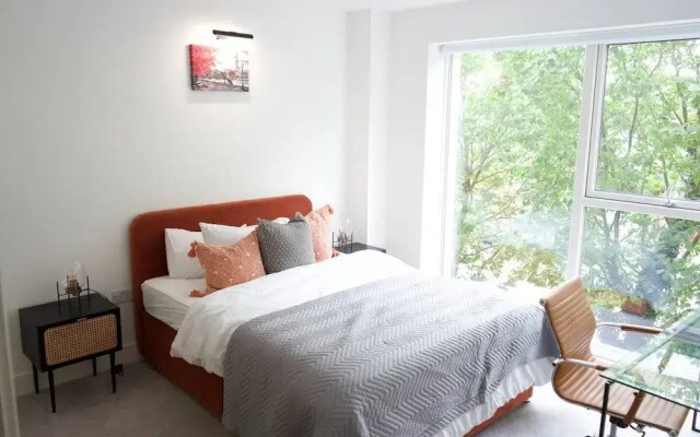 Luxury London Royal Wharf Apartment