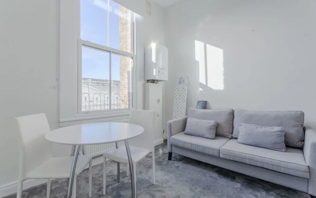 Modern 2 Bedroom Apartment Near Queens Park