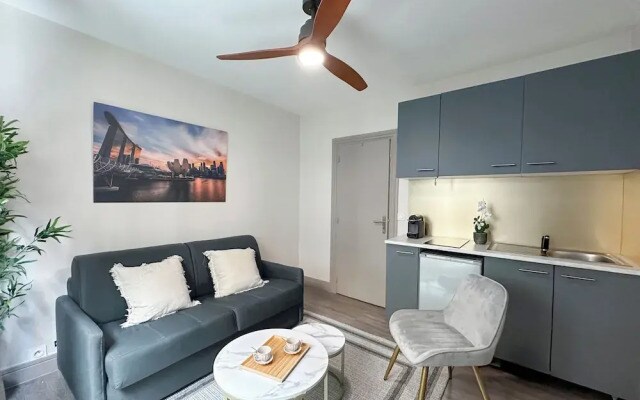 1601 Dumont
