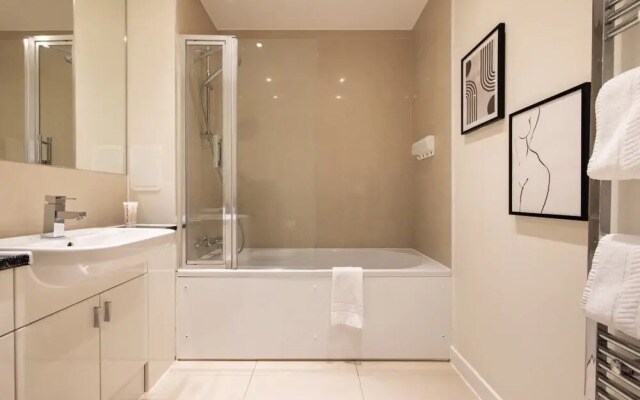 The Limehouse Classic - Endearing 2BDR Flat with Balcony