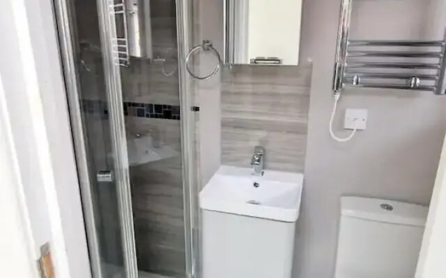 Large Triple Studio Flat - Croydon