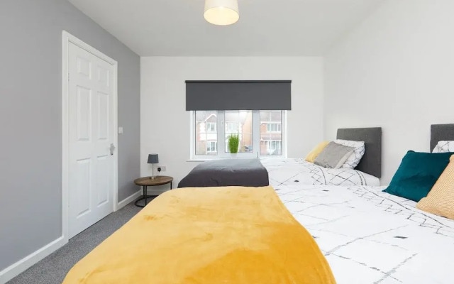 2 Bed Derby House- Parking - Rolls Royce