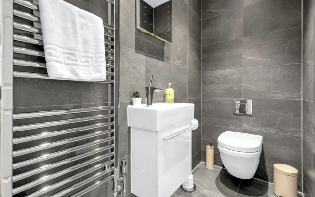 2 Bedroom Service Apt in Artillery Lane
