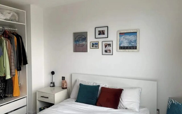 Stylish 2BD Flat With Private Balcony - Battersea