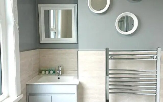Entire 2-Bedroom House with Garden