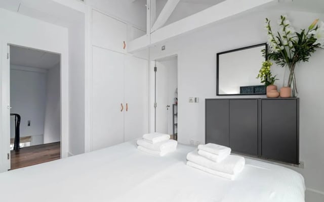 A Stunning Three Bedroom Home in Mayfair