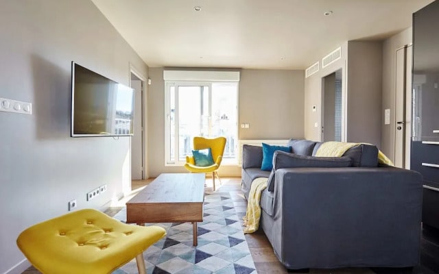 Stunning 2BR Home With Balcony in Batignolles