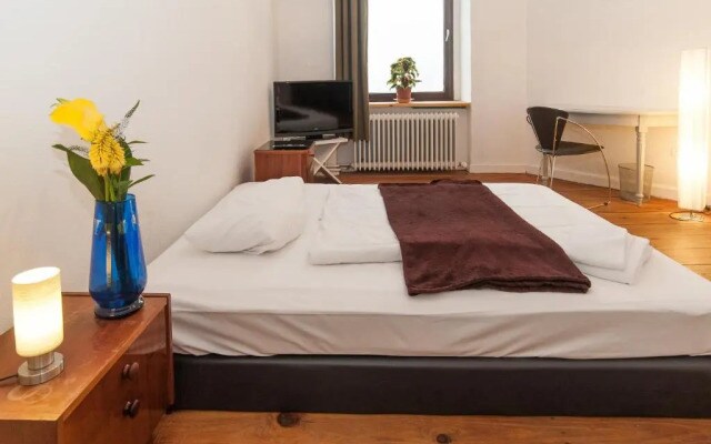 Courtyard Apartment (LIALI)