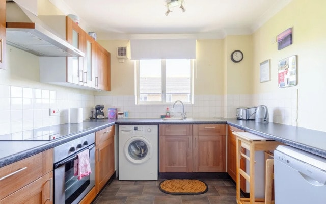 Homely 1 Bedroom Apartment in Beckton With Parking