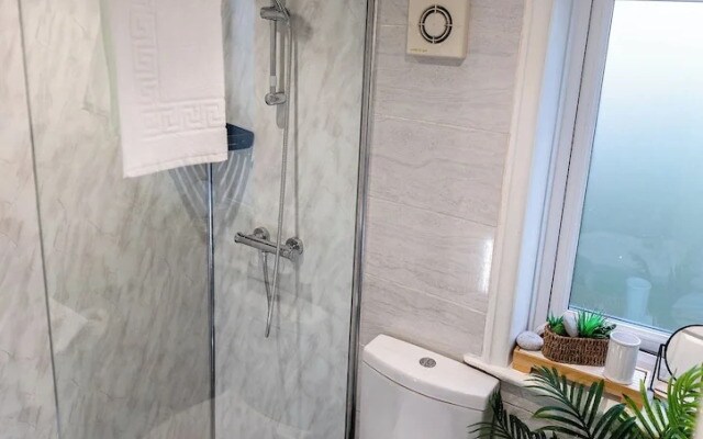 3 bed House, Sleeps 5, Near Airport and Town, Outside Parking Free