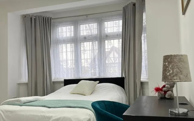 Inviting 2-bed Apartment in Ilford