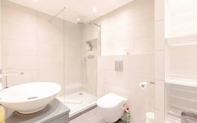 Beautifully Presented 2BD Flat W/patio- Kensington