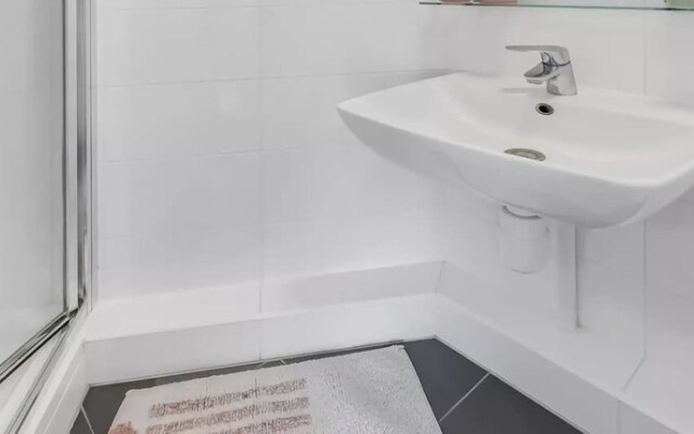 Student only Modern Studio at White city