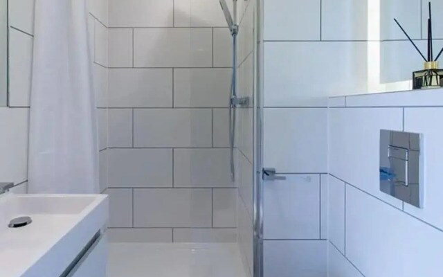 Student Only Modern Studio Apartment at Seven Sisters Near Tottenham Hotspur Stadium
