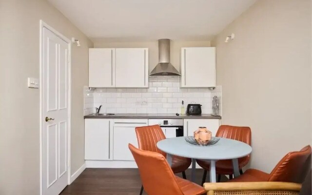 The Holland Park Crib - Classy 2bdr House
