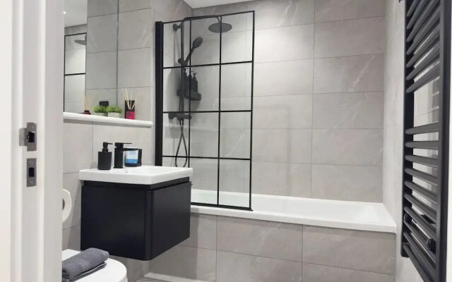 2 Bed Flat - Sleeps 4 - Parking - Wifi