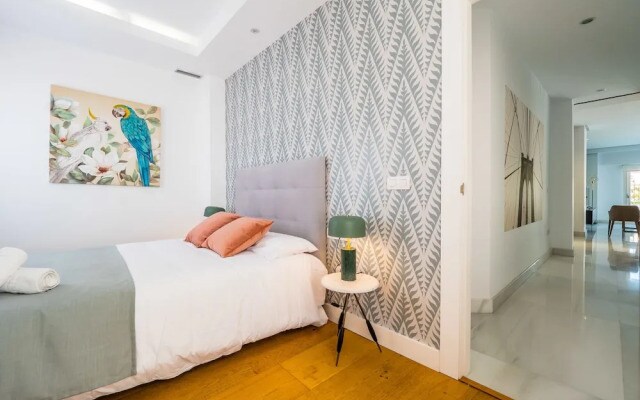 Central Sunny Penthouse Premium Apt